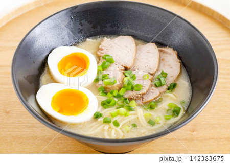 チャーシューとゆで卵トッピングの豚骨ラーメン 142383675
