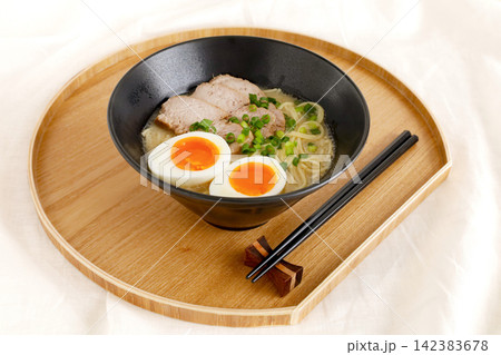 チャーシューとゆで卵トッピングの豚骨ラーメン 142383678