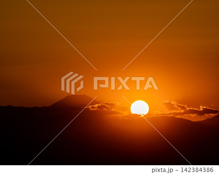富士山に沈む夕日 富士山に沈む夕日 142384386