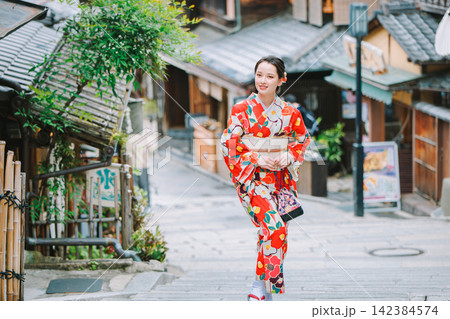 京都の街並み(二年坂)を歩く着物姿の女性 142384574