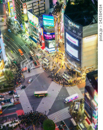 夜のスクランブル交差点と渋谷の繁華街 夜のスクランブル交差点と渋谷の繁華街 142384584