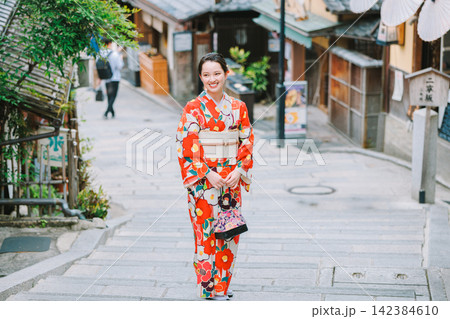 京都の街並み(二年坂)を歩く着物姿の女性 京都の街並み(二年坂)を歩く着物姿の女性 142384610