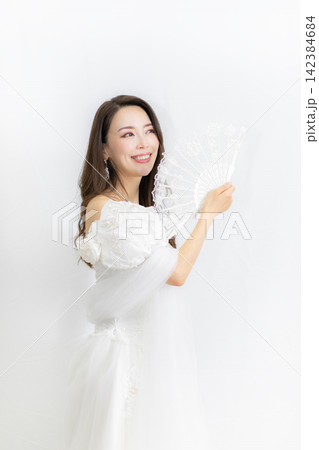 夏の白ドレス 高身長美人モデル 夏の白ドレス 高身長美人モデル 142384684