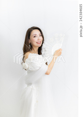 夏の白ドレス 高身長美人モデル 夏の白ドレス 高身長美人モデル 142384685