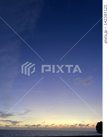 水平線に沈む夕日 水平線に沈む夕日 142385125