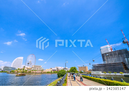 日本の横浜都市景観 大観覧車やパシフィコ横浜、アニヴェルセルみなとみらい横浜、屋形船などを望む 日本の横浜都市景観 大観覧車やパシフィコ横浜、アニヴェルセルみなとみらい横浜、屋形船などを望む 142385147