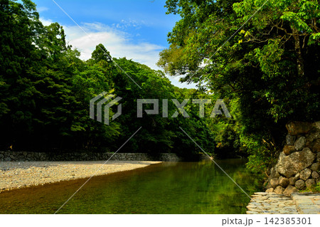 伊勢神宮・五十鈴川の風景 伊勢神宮・五十鈴川の風景 142385301