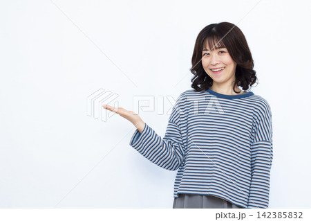 紹介をしている女性 紹介をしている女性 142385832