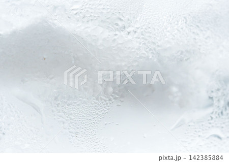 グラスに砕いた氷と水を入れてついた水滴をスタジオでマクロ撮影25 グラスに砕いた氷と水を入れてついた水滴をスタジオでマクロ撮影25 142385884