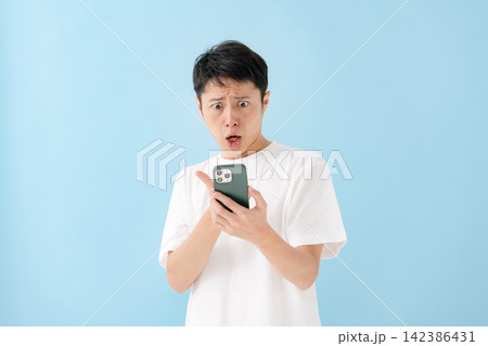 男性　ショック　驚く　嘆く　スマホ 142386431