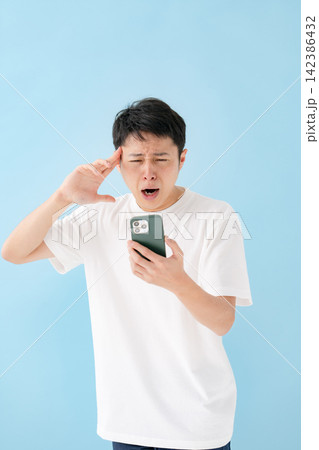 男性 ショック 驚く 嘆く スマホ 男性 ショック 驚く 嘆く スマホ 142386432