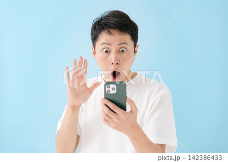 男性 ショック 驚く 嘆く スマホ 男性 ショック 驚く 嘆く スマホ 142386433