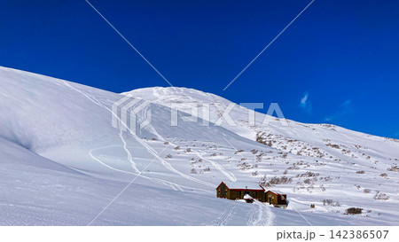 【鳥海山】3月・滝ノ小屋と外輪山を望む快晴の残雪風景(16:9・高画質山岳写真) 【鳥海山】3月・滝ノ小屋と外輪山を望む快晴の残雪風景(16:9・高画質山岳写真) 142386507