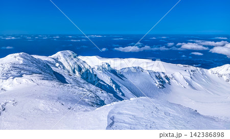 【東北の冬山】残雪期の鳥海山 外輪山からのパノラマ展望と日本海に浮かぶ雲（16:9） 142386898