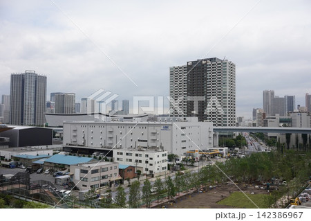 発展を続ける東京・有明エリアの日常と、多様な建物が共存するパノラマビュー 発展を続ける東京・有明エリアの日常と、多様な建物が共存するパノラマビュー 142386967