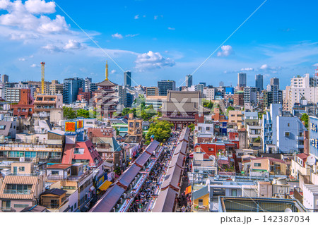 日本の東京都市景観立秋…猛烈な暑さ…脅威のインバウンドは続く…外国人観光客らで賑わう浅草寺=8月7日 日本の東京都市景観立秋…猛烈な暑さ…脅威のインバウンドは続く…外国人観光客らで賑わう浅草寺=8月7日 142387034