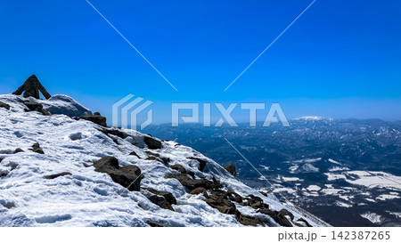 【東北の春山】岩木山山頂の迫力ある雪の斜面と遠望する白神山地 澄み切った大パノラマ(16:9) 【東北の春山】岩木山山頂の迫力ある雪の斜面と遠望する白神山地 澄み切った大パノラマ(16:9) 142387265