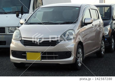 駐車場に並んだ乗用車 駐車場に並んだ乗用車 142387280