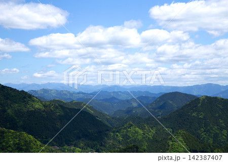 初夏の岩古谷山 山頂から眺める景色(愛知県設楽町) 初夏の岩古谷山 山頂から眺める景色(愛知県設楽町) 142387407