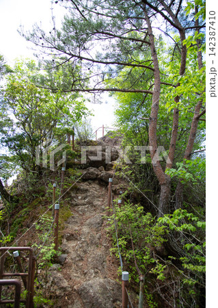 初夏の岩古谷山 山頂と手摺(愛知県設楽町) 初夏の岩古谷山 山頂と手摺(愛知県設楽町) 142387410