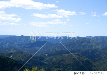 初夏の岩古谷山 山頂の眺め(愛知県設楽町) 初夏の岩古谷山 山頂の眺め(愛知県設楽町) 142387412