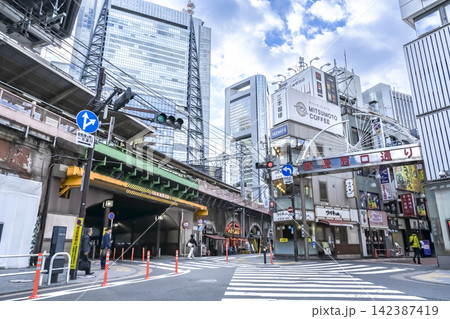 東京都港区 新橋駅烏森口の新橋西口通り 東京都港区 新橋駅烏森口の新橋西口通り 142387419