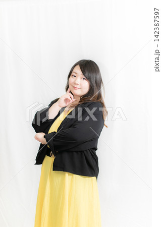 夏コーデ　町歩きファッション 142387597