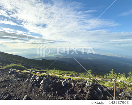 富士山登山 富士宮ルートから伊豆半島や駿河湾を一望する 富士山登山 富士宮ルートから伊豆半島や駿河湾を一望する 142387908