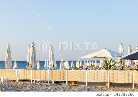 真夏の南フランスのニースのビーチの朝の風景 真夏の南フランスのニースのビーチの朝の風景 142388266