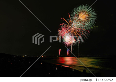 夏の夜空に咲く大輪の花火 夏の夜空に咲く大輪の花火 142388292