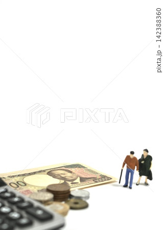 老後の生活費と年金試算のイメージ 電卓と高齢夫婦のミニチュアと現金 142388360