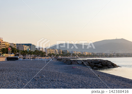 真夏の南フランスのニースの海の朝の夜景 真夏の南フランスのニースの海の朝の夜景 142388416