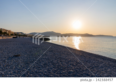 真夏の南フランスのニースの海の夜明けの風景 真夏の南フランスのニースの海の夜明けの風景 142388457