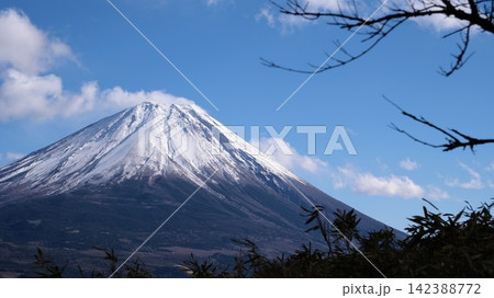 青空にそびえる雪化粧の富士山 冬の日本を代表する自然風景 青空にそびえる雪化粧の富士山 冬の日本を代表する自然風景 142388772