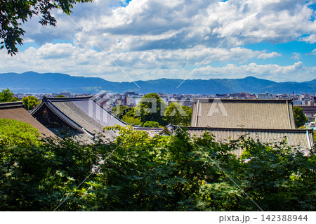 京都東山からの嵐山や西山の美しい遠景 京都東山からの嵐山や西山の美しい遠景 142388944
