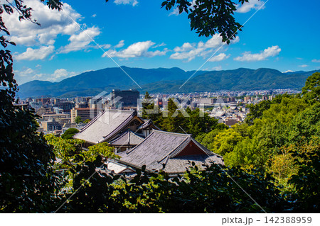 京都東山からの嵐山や西山の美しい遠景 京都東山からの嵐山や西山の美しい遠景 142388959