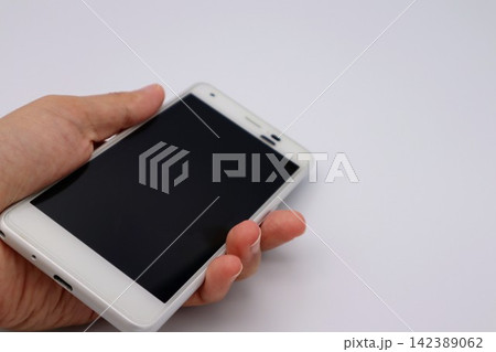 スマホを持つ人物 スマホを持つ人物 142389062