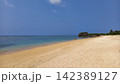 沖縄の砂浜と海 142389127