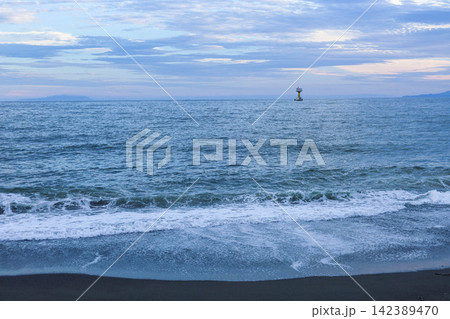 湘南の海の波 142389470
