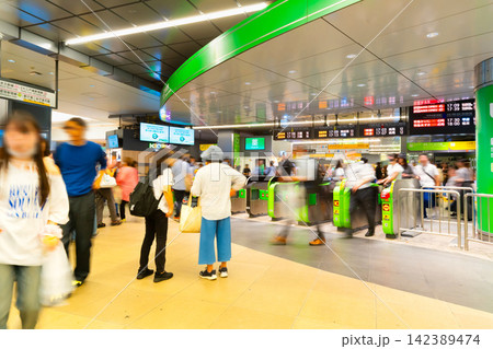 混雑する新宿駅・南口 142389474