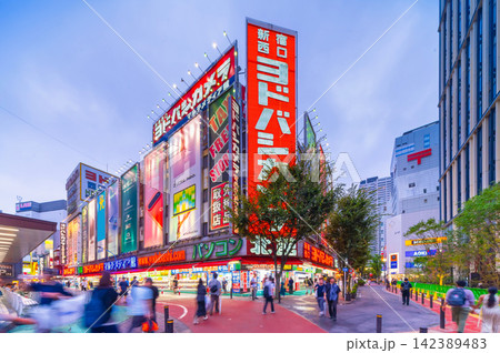 東京・新宿駅西口 商店街 夜景 東京・新宿駅西口 商店街 夜景 142389483