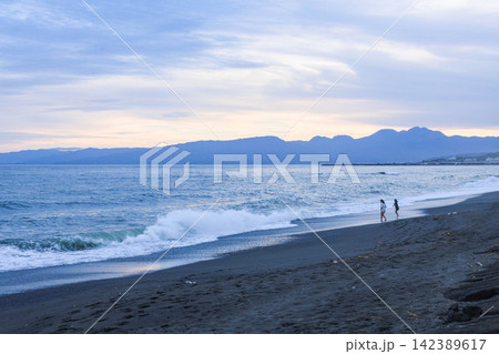 湘南の海の波うち際で遊ぶ子供達 湘南の海の波うち際で遊ぶ子供達 142389617