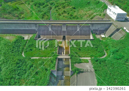 空撮 ダム堤体と貯水池の俯瞰風景 142390261