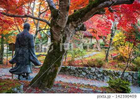 Suminokura Ryoi Statue at fall garden of Nisonin Temple, Arashiyama Suminokura Ryoi Statue at fall garden of Nisonin Temple, Arashiyama 142390409