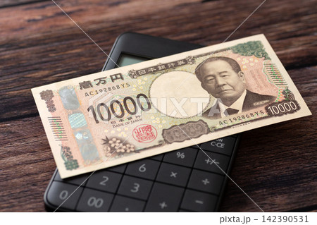 一万円と電卓 一万円と電卓 142390531