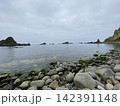 海岸から見る海に浮かぶ岩 142391148