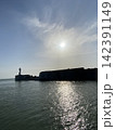 夕暮れ近づく海辺の灯台 142391149