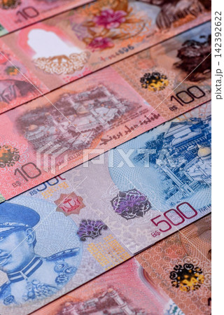 Brunei paper money, dollar banknotes and sen coins as currency for exchange or travel. Brunei money Brunei paper money, dollar banknotes and sen coins as currency for exchange or travel. Brunei money 142392622
