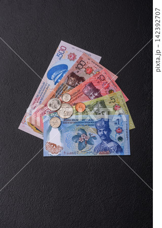 Brunei paper money, dollar banknotes and sen coins as currency for exchange or travel. Brunei money Brunei paper money, dollar banknotes and sen coins as currency for exchange or travel. Brunei money 142392707