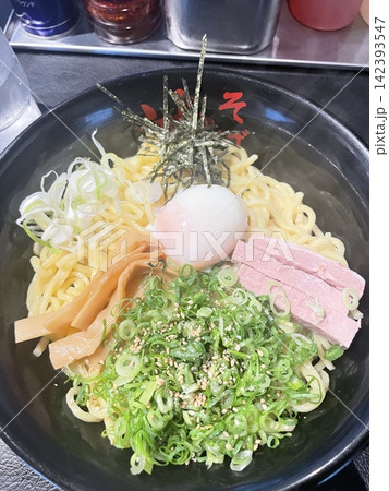 具だくさんで美味しい温玉のせ油そば 142393547